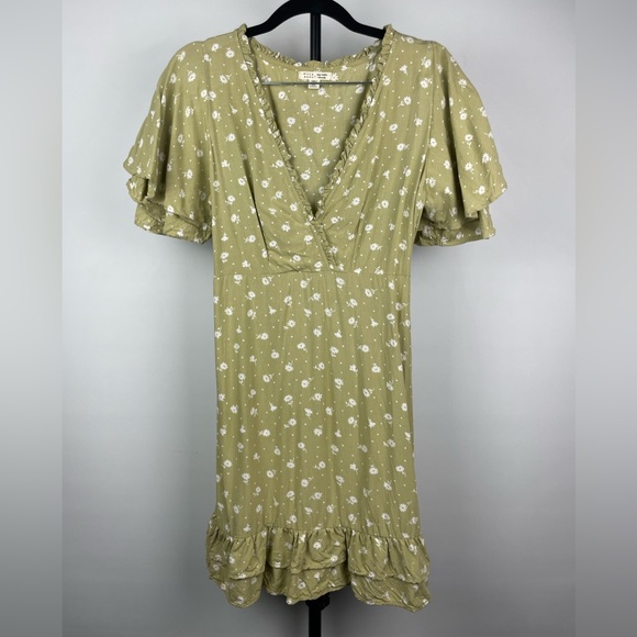 Billabong Dresses & Skirts - Billabong x The Salty Green Blonde Floral Ruffle Hem V-Neck Flutter Sleeve Dress